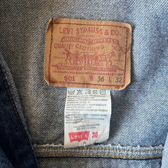 Vintage Levi’s trucker jean jacket blue denim roomy, oversized fit button-up vtg - Picture 13 of 15